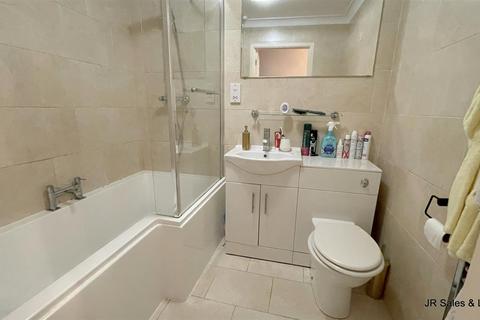 Flat 13, Holt House Flamstead End Road, Cheshunt, Waltham Cross, EN8 0HR