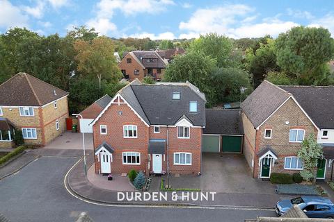16 Pinecroft, Gidea Park, Romford, RM2 6DG