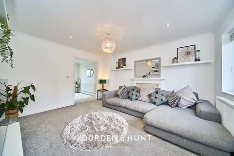 16 Pinecroft, Gidea Park, Romford, RM2 6DG