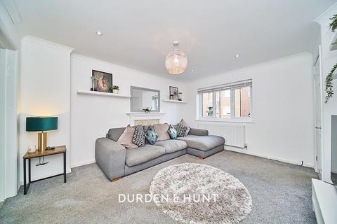 16 Pinecroft, Gidea Park, Romford, RM2 6DG