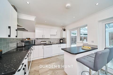 16 Pinecroft, Gidea Park, Romford, RM2 6DG