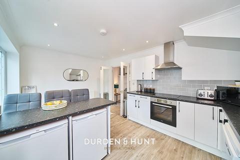 16 Pinecroft, Gidea Park, Romford, RM2 6DG