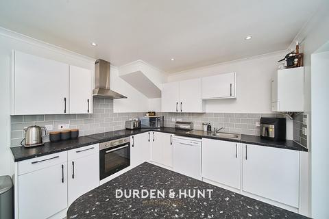 16 Pinecroft, Gidea Park, Romford, RM2 6DG