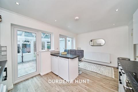 16 Pinecroft, Gidea Park, Romford, RM2 6DG