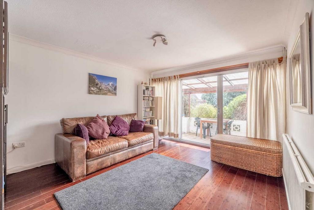 Dutton Way, Iver SL0 3 bed end of terrace house for sale £450,000