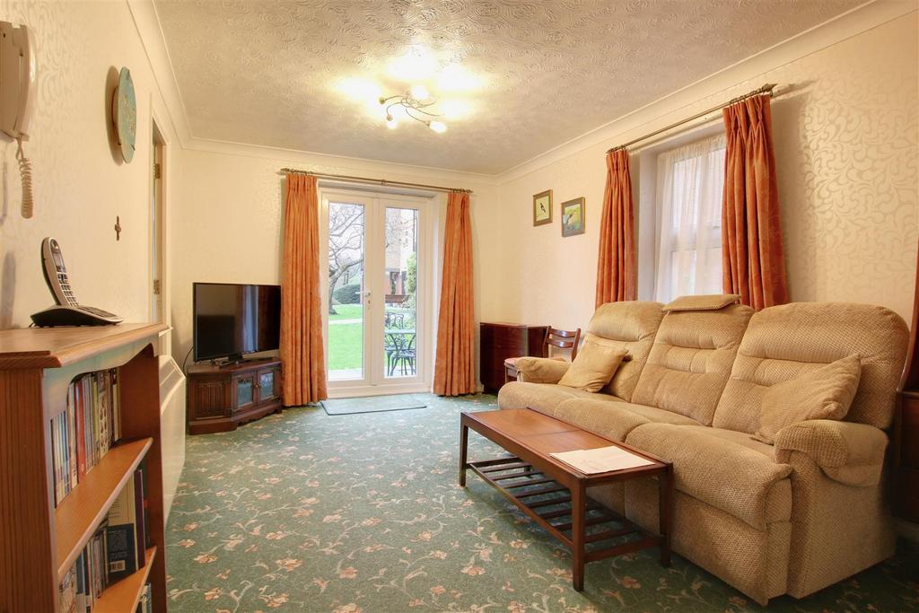Mitre Court, Railway Street, Hertford 2 bed flat for sale £300,000