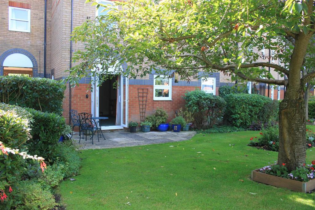 Mitre Court, Railway Street, Hertford 2 bed flat for sale £325,000