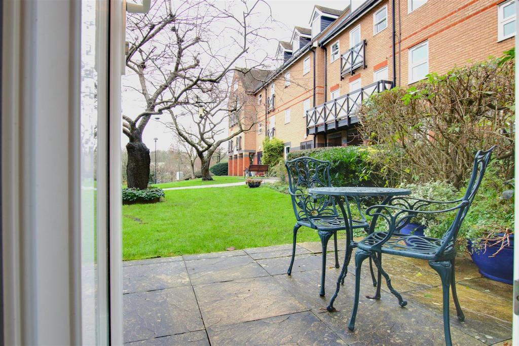 Mitre Court, Railway Street, Hertford 2 bed flat for sale £300,000