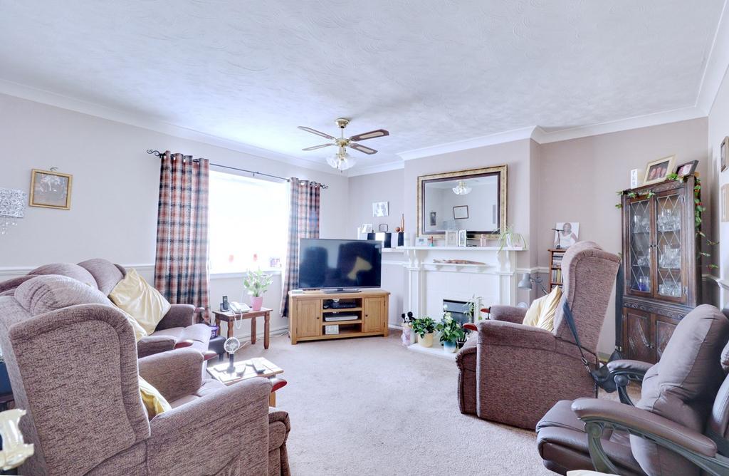 Queenstown Gardens, Rainham RM13 2 bed for sale £290,000