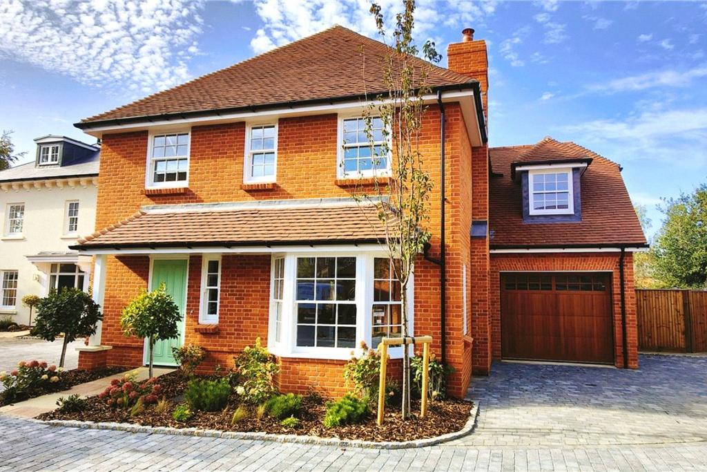 Hartley Wintney, Hook RG27 4 bed detached house to rent £3,950 pcm (£