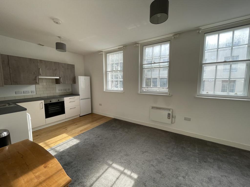 Flat 3, Shelley Apartments, Worthing... 1 bed flat £850 pcm (£196 pw)