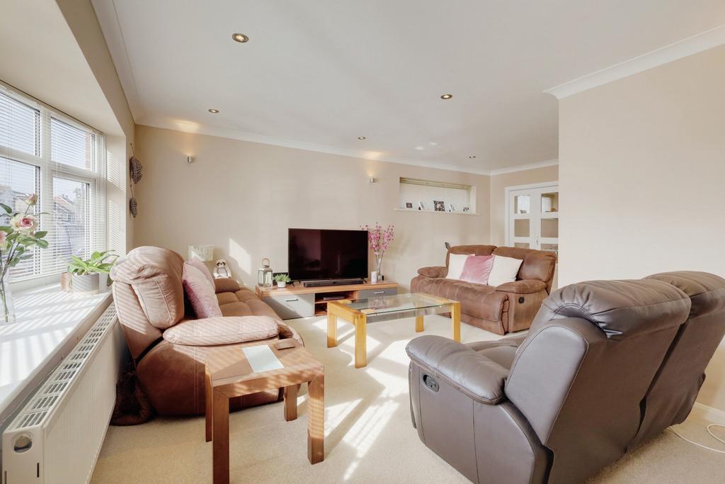 Oakfield Road, Benfleet, SS7 3 bed detached house £475,000