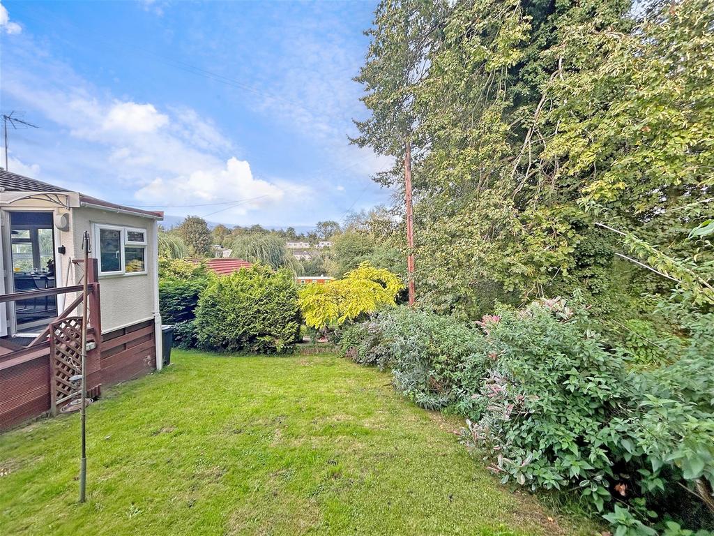Lower Road, East Farleigh, Maidstone, Kent 2 bed park home for sale £