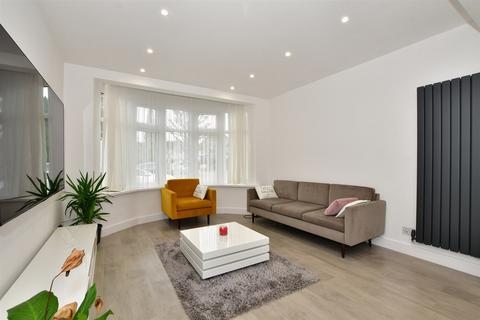 5 bedroom end of terrace house for sale, Coningsby Gardens, Chingford