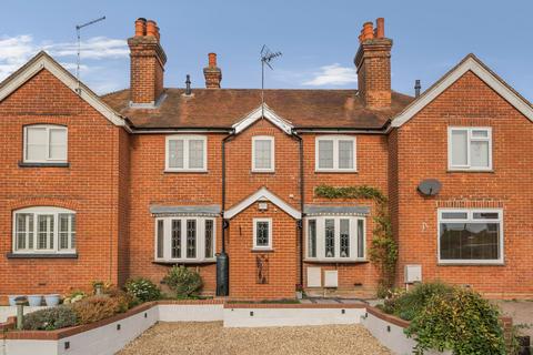 35 Brooklands Road, Farnham, GU9 9BS