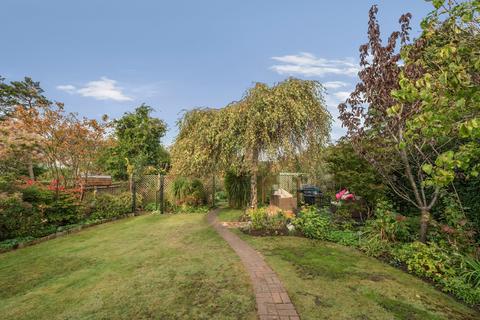 35 Brooklands Road, Farnham, GU9 9BS