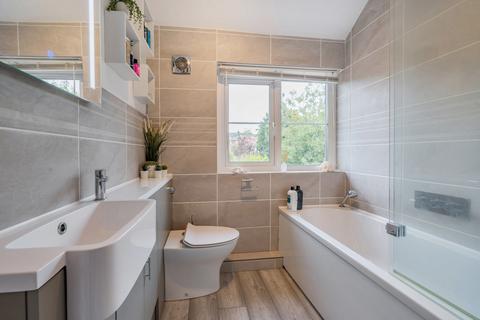 35 Brooklands Road, Farnham, GU9 9BS