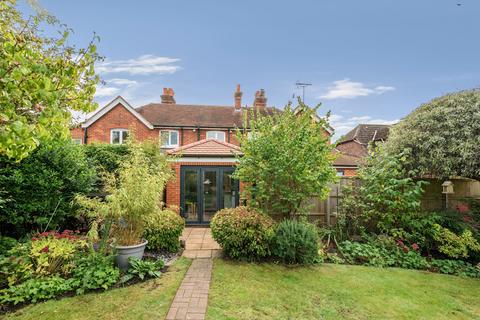 35 Brooklands Road, Farnham, GU9 9BS