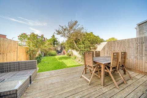 33 Meadow Close, London, SW20 9JB