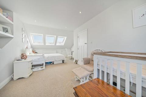 33 Meadow Close, London, SW20 9JB