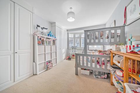 33 Meadow Close, London, SW20 9JB