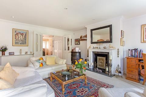 25 Chapel Square, Virginia Water, GU25 4SZ