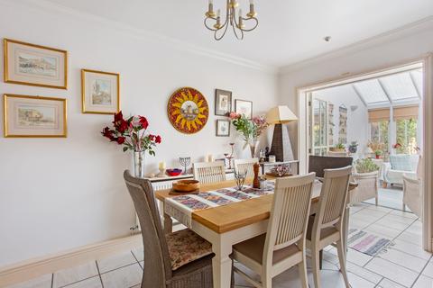 25 Chapel Square, Virginia Water, GU25 4SZ