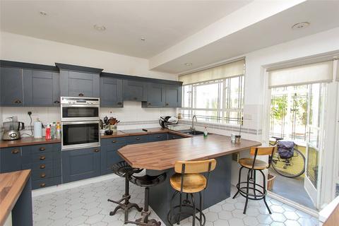 91 Blenheim Chase, Leigh-on-sea, SS9 3BY