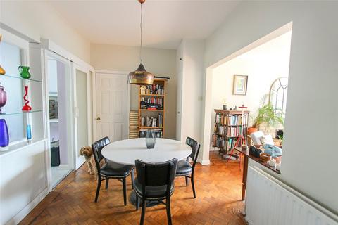91 Blenheim Chase, Leigh-on-sea, SS9 3BY