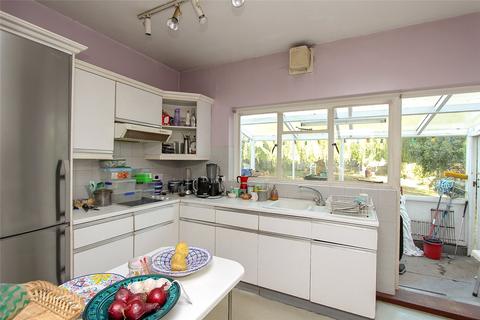 91 Blenheim Chase, Leigh-on-sea, SS9 3BY