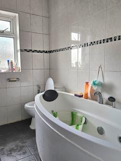 4 bedroom terraced house to rent, Gantshill Crescent, Ilford, Essex, IG2