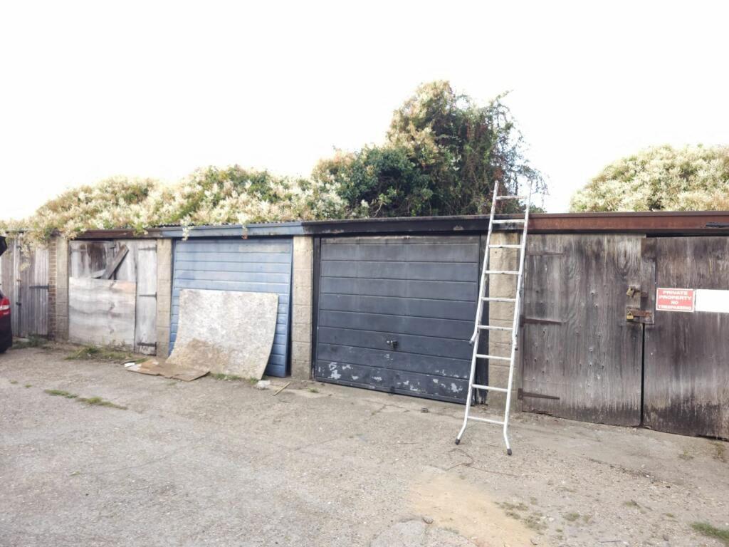 Lennox Road, Gravesend, Kent, DA11 0EP Land £10,000