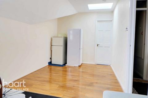 Flat, 7 Yeoman Close, London, SE27 0PS