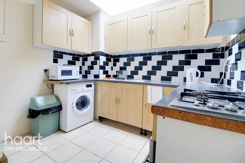 Flat, 7 Yeoman Close, London, SE27 0PS
