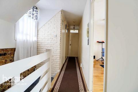 Flat, 7 Yeoman Close, London, SE27 0PS