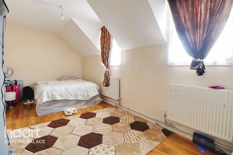 Flat, 7 Yeoman Close, London, SE27 0PS