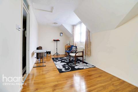 Flat, 7 Yeoman Close, London, SE27 0PS