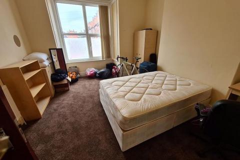 6 bedroom house to rent, Brudenell Road, Leeds