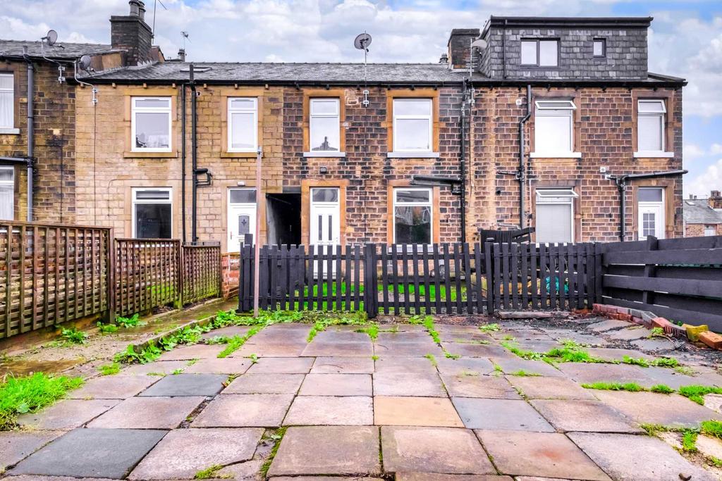 Broomfield Road, Huddersfield HD1 2 bed terraced house £600 pcm (£138 pw)