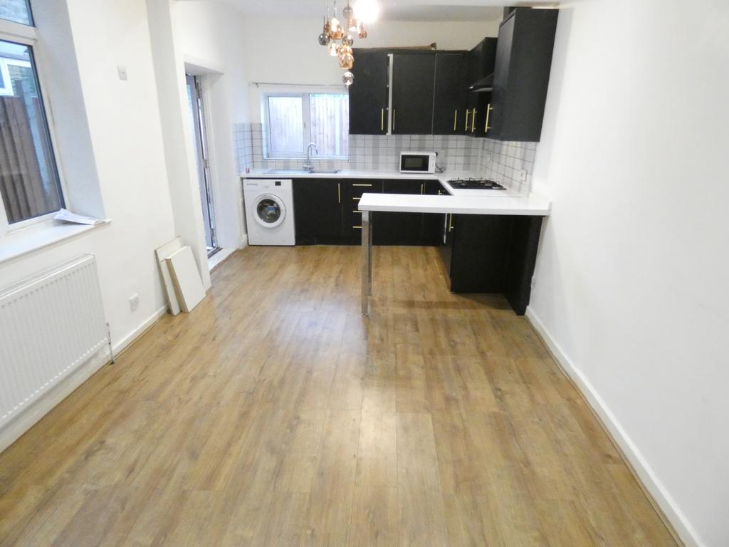 Burley Road, London E16 5 bed terraced house to rent £3,400 pcm (£785 pw)
