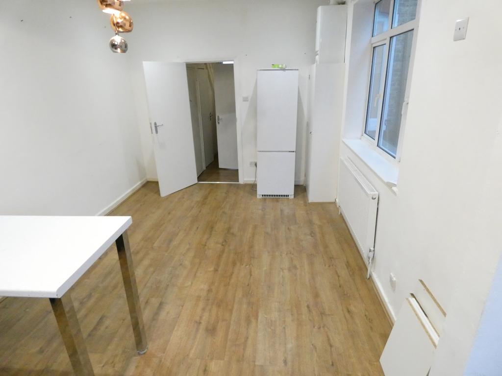 Burley Road, London E16 5 bed terraced house to rent £3,400 pcm (£785 pw)