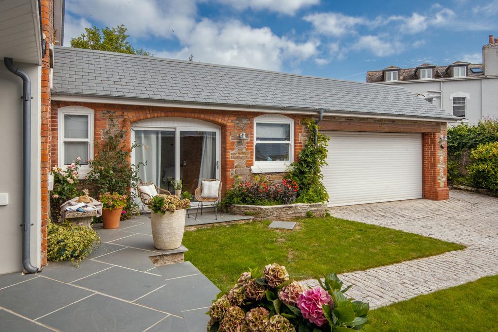 Bidders House front garden