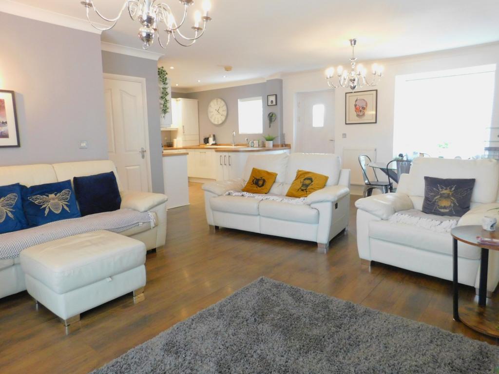 6 essyn court (7)