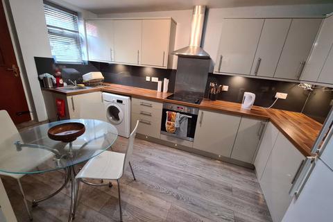 5 bedroom house to rent, Brudenell View, Leeds