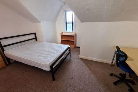 5 bedroom house to rent, Burchett Place, Leeds