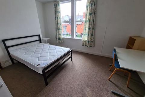 5 bedroom house to rent, Burchett Place, Leeds