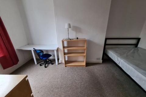 5 bedroom house to rent, Burchett Place, Leeds