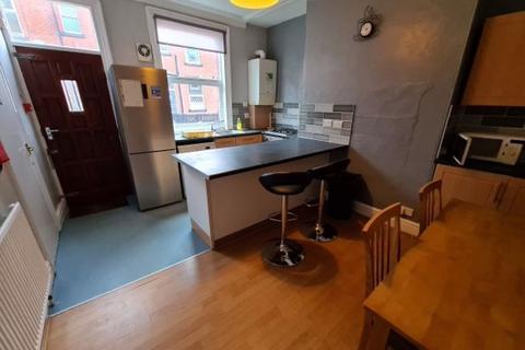 5 bedroom house to rent, Burchett Place, Leeds