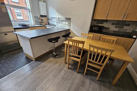 5 bedroom house to rent, Burchett Place, Leeds