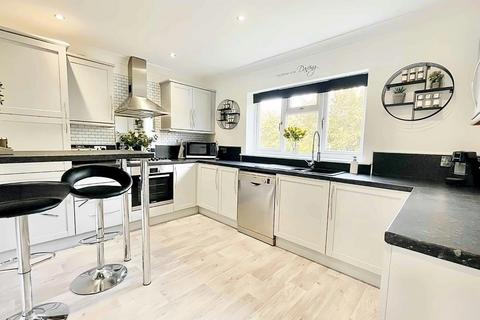 4 bedroom detached house for sale - Telscombe Close, Peacehaven BN10